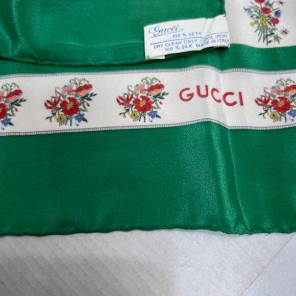 Vgt GUCCI Flora !00% Silk Scarf  34"x34"  White Green Red Floral Logo Print (45 - Picture 5 of 10
